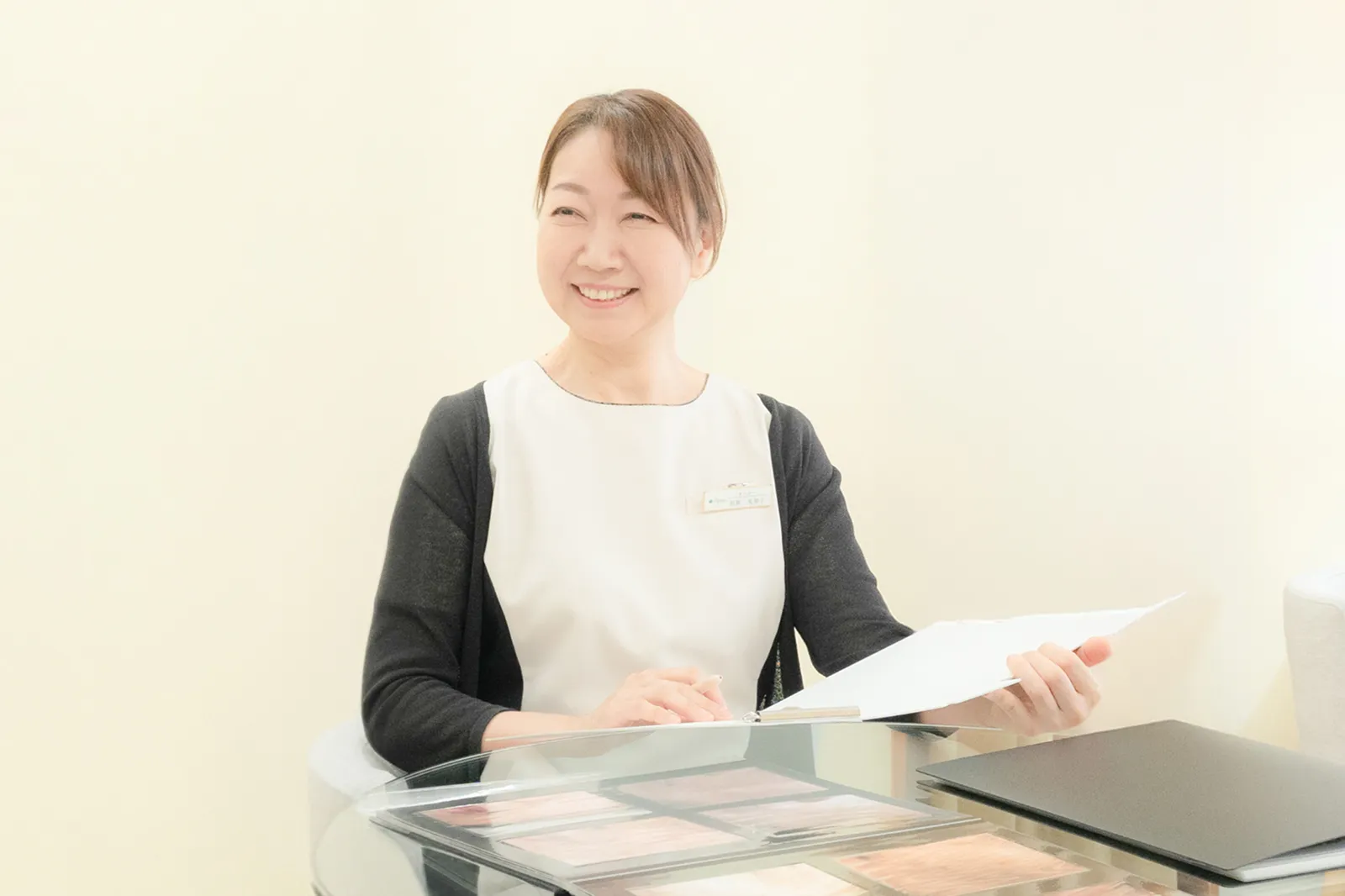 お客さまにフェイシャルエステを施術するApple.のエステティシャン